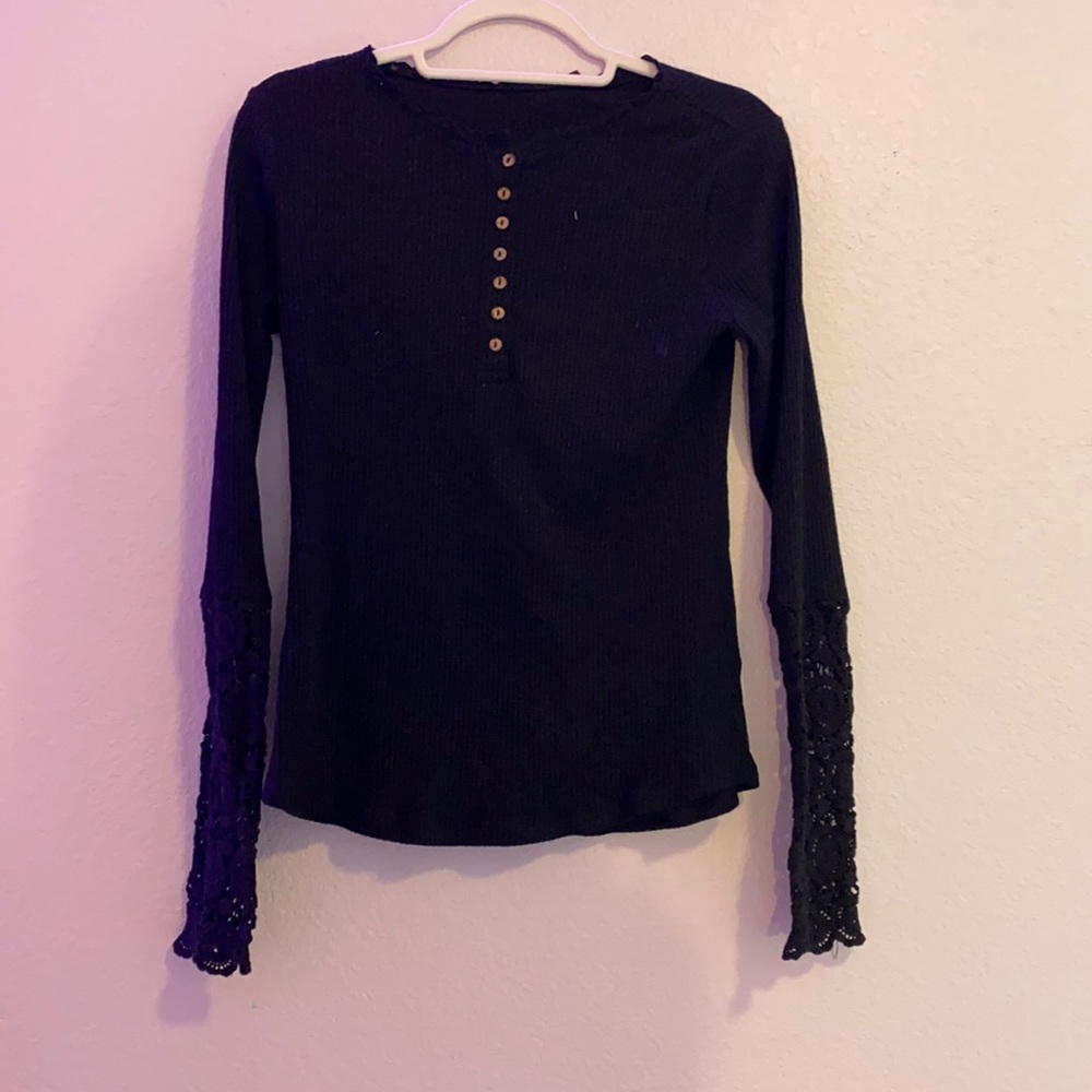 black long sleeve tee